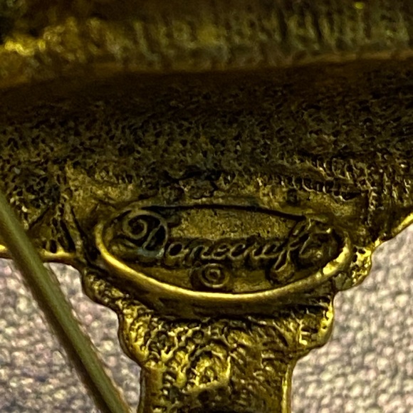 💜Danecraft Matte Gold Tone Blue Green Enamel Birdbath Bird Cat Brooch Pin Signed - Picture 8 of 8